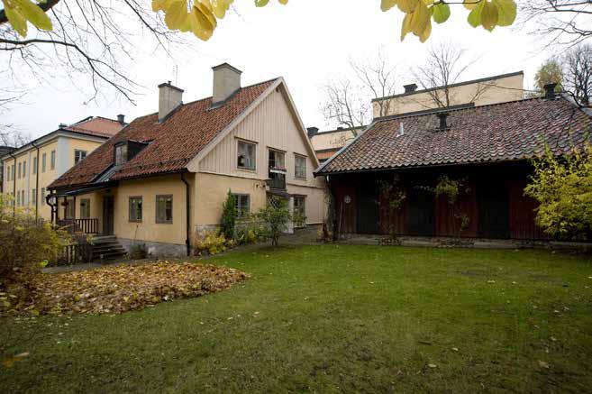 VY ÖVER DET PUTSADE OCH PANELADE BOSTADSHUSET OCH GÅRDSHUSET. FOTO: J. MALMBERG. Längst upp på gården låg ett trähus med tre bodar av bräder, ett fähus, två vedbodar och stall av bräder med vind.