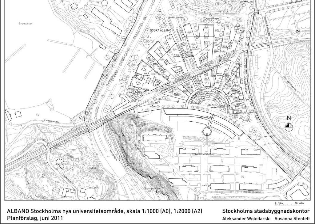Det offentliga rummet förstärks av två landmärken, den högre kampanilen som avslutar AlbaNovaparken arkad mot den östra sidan och det cirkelformade studentbostadshuset i områdets norra del.