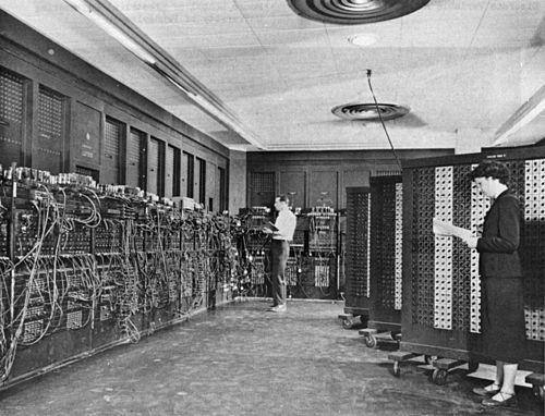 ENIAC - 1943 Eniac stod klar 1946. Den vägde 27 ton och tog upp en golvyta på 167 m2.
