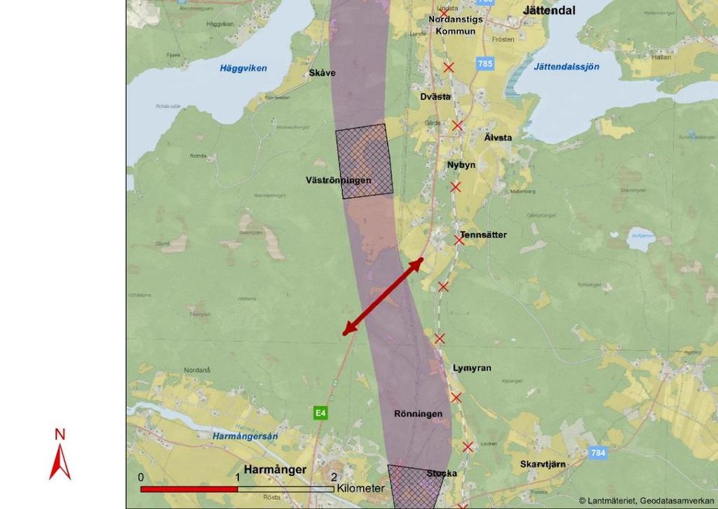 Från Stocka fortsätter järnvägskorridoren att gå väster om den befintliga järnvägen och öster om väg E4 och ungefär i höjd med Tennsätter föreslås ny planskild passage för väg E4.