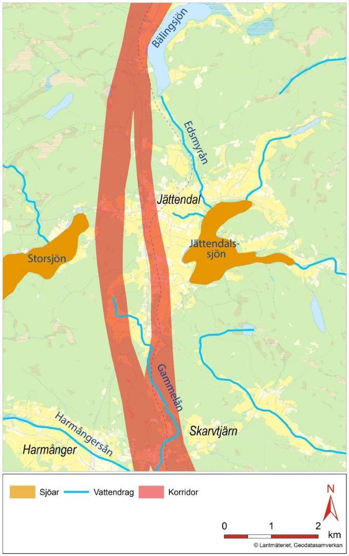 Sjöar (orange) och vattendrag (blå) för södra delen av etappen Stegskogen-Bäling med fastställda miljökvalitetsnormer. Naturreservatet Rosslavallen framgår också.fastställda miljökvalitetsnormer. Figur 7.