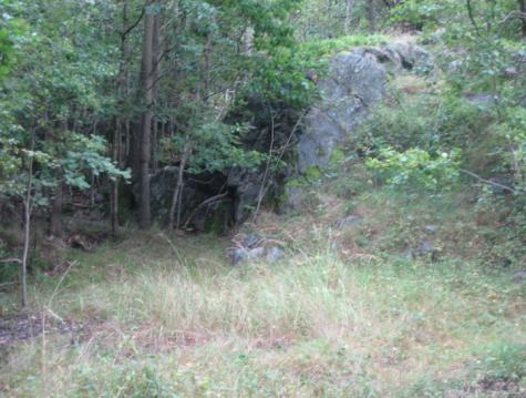 Område 2 Område 3 6 BLOCKNEDFALL / BERGRAS En bergslänt i sydöstra delen, vid den igenlagda militärbunkern, har observerats vara rasbenägen( se bilder nedan).