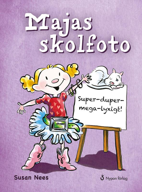 Hon hittar den perfekta klädseln med bland annat en väska med glitter och en superfluffig hatt. När mamma får se henne säger hon Kära nån! Du behöver hjälp att välja kläder till skolfotot.