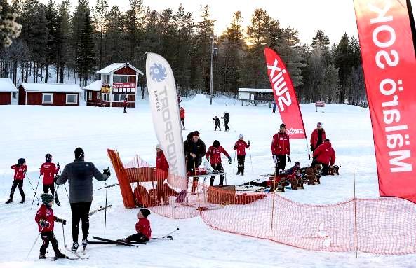 MälaröSOK:aren nummer 2 6 november 2017 Innehåll 3 LEDAREN 3 ÅRSMÖTE 2018 4 MÄLARÖ SOK PÅ EKEBYHOVS SLOTT 4 FRIIDROTT 4 TEKNIK 5 LÖPNING 6 GYMNASTIK 7 ORIENTERING 7 SKIDOR 7 SENIORER 9 UNGDOM 11