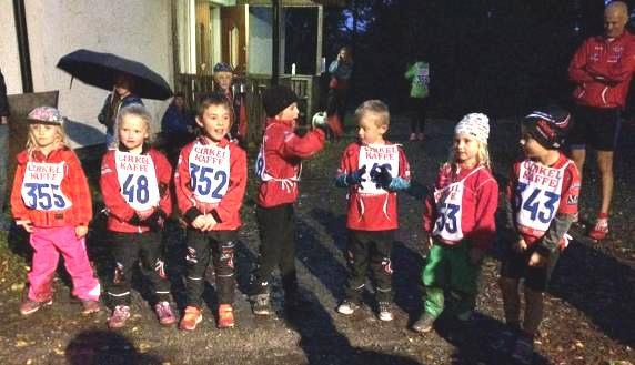 10 klubbmästare korades under kvällen - Stort Grattis till er och till alla er andra som också kämpade väl i terrängspåret! En stämningsbild på de yngsta startande.