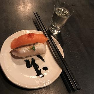 På Blue Light Yokohama serveras både izakaya och sushi, vilket är traditionella rätter, men som enligt guiden Gunilla Blixt sällan blandas på en och samma restaurang i hemlandet Japan.