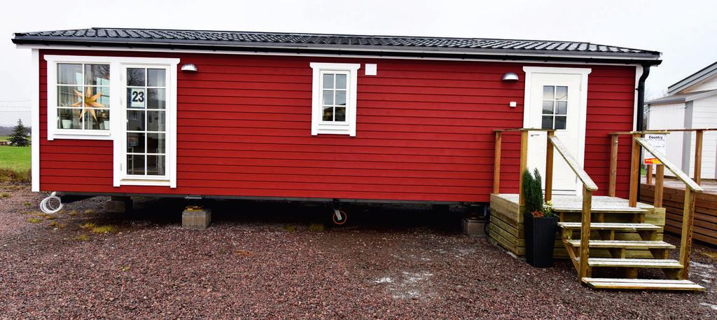 En öppen planlösning med plats för soffa, utdragbart köksbord med plats för 6 stolar.