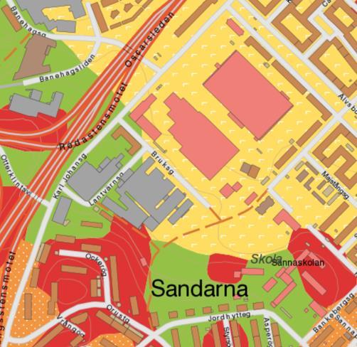 Längs med Bruksgatan, på dess nordöstra sida, finns en lokal höjdskillnad på ca 5 meter. Vid dess släntfot finns en ca 100 meter lång spontkonstruktion. 4.