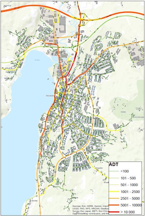 Figur 1 Översikt av trafikflöden (vänster) och andel tung trafik (höger). Årsdygnstrafik 2018. 2.3.2 HASTIGHETER Skyltade hastigheter använts på samtliga vägar inom kommunen.