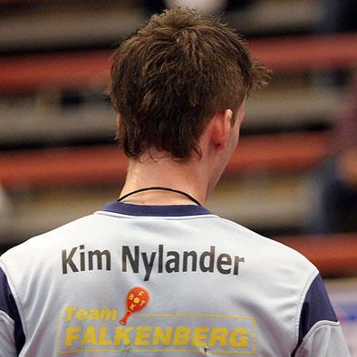 Exempel på hur spelarnamnet ska placeras på tröjan. Observera att det är ett krav att ha spelarnamnet tryckt på spelartröjan i Pingisligan. 2.8.