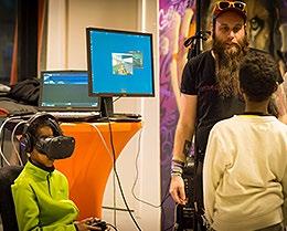 Under LAN:et som håller på i fyra dagar samlas flera hundra ungdomar i Glashuset där de umgås, knyter nya kontakter, spelar med och mot varandra. Det blir som en festival för ungdomar, av ungdomar.