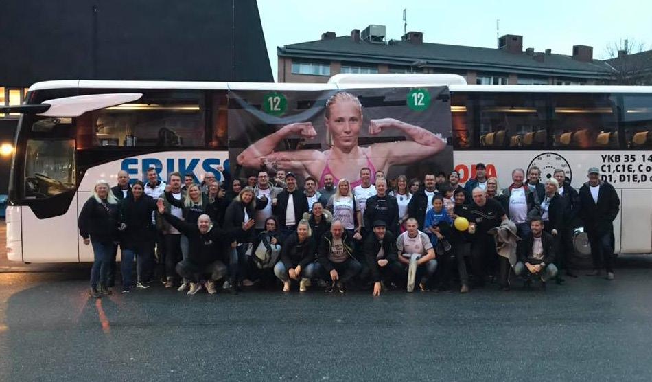 En hel busslast med supportrar åkte upp till Örebro för att stötta Patricia. Jocke Berghult stod som vanligt i ringhörnan.