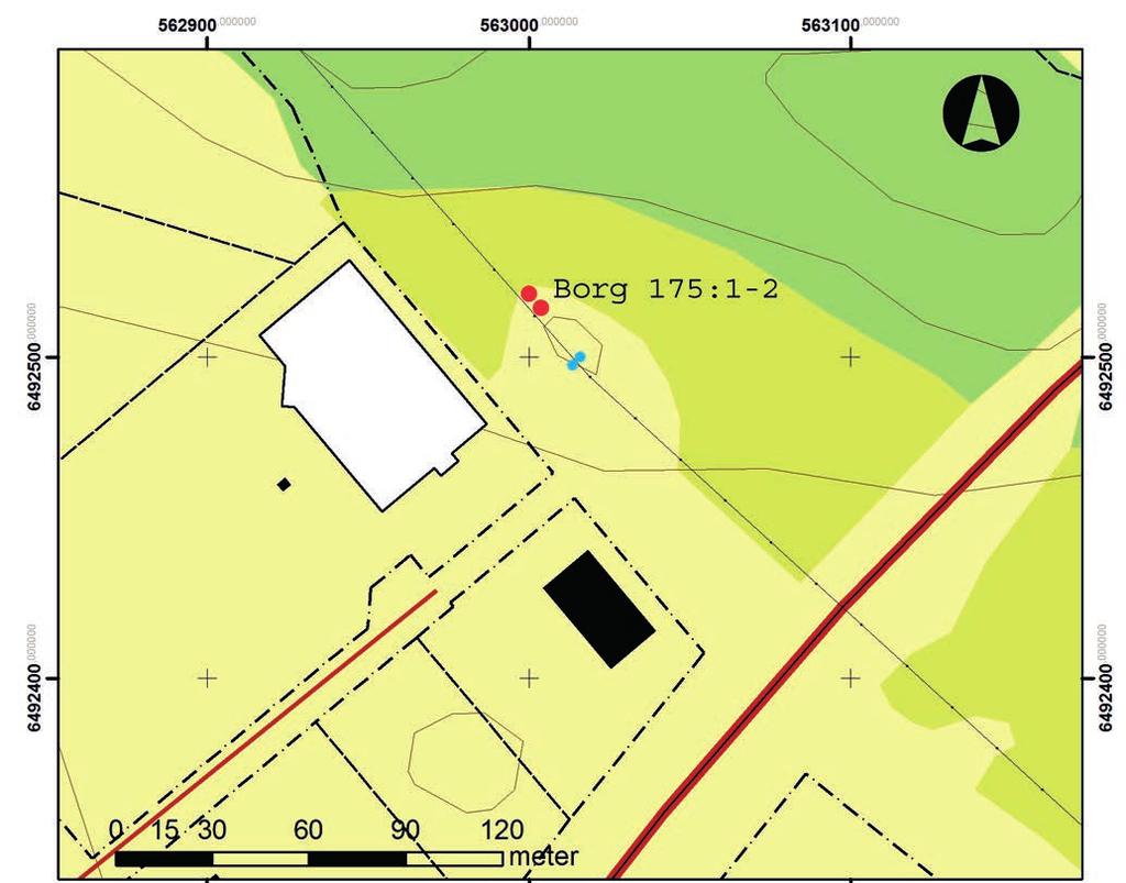 Arkeologgruppen AB rapport 2017:09 Figur 3. Plan över närområdet till Borg 175:1 2. Stolpen stod cirka 20 meter söder om fornlämningen. Stolpen markeras med två blå prickar. Skala 1:2 000.