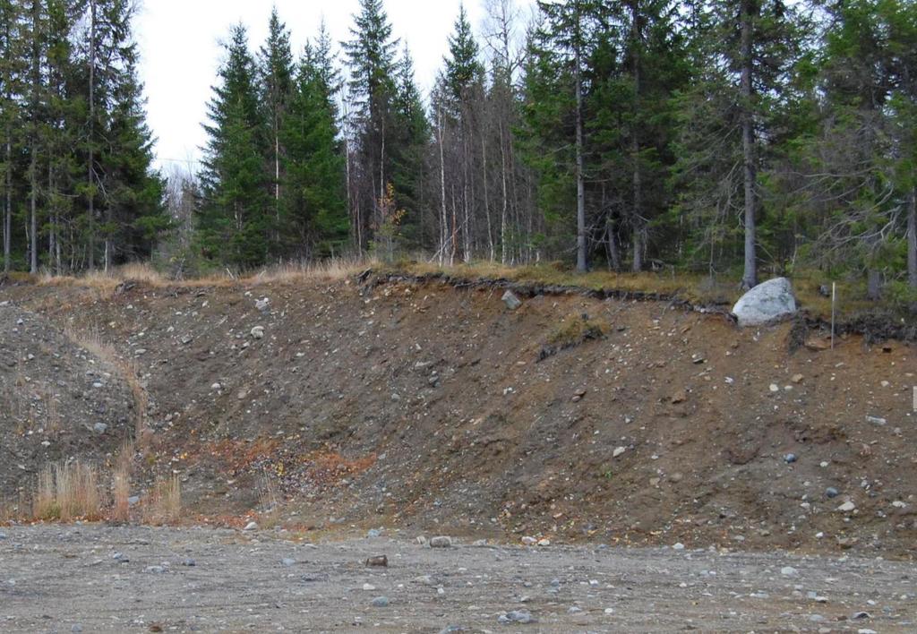 Figur 3: slänt i den östra platån 4.2 GRUNDVATTENNIVÅER Installerade grundvattenrör lodades vid installation och påvisade inget grundvatten.