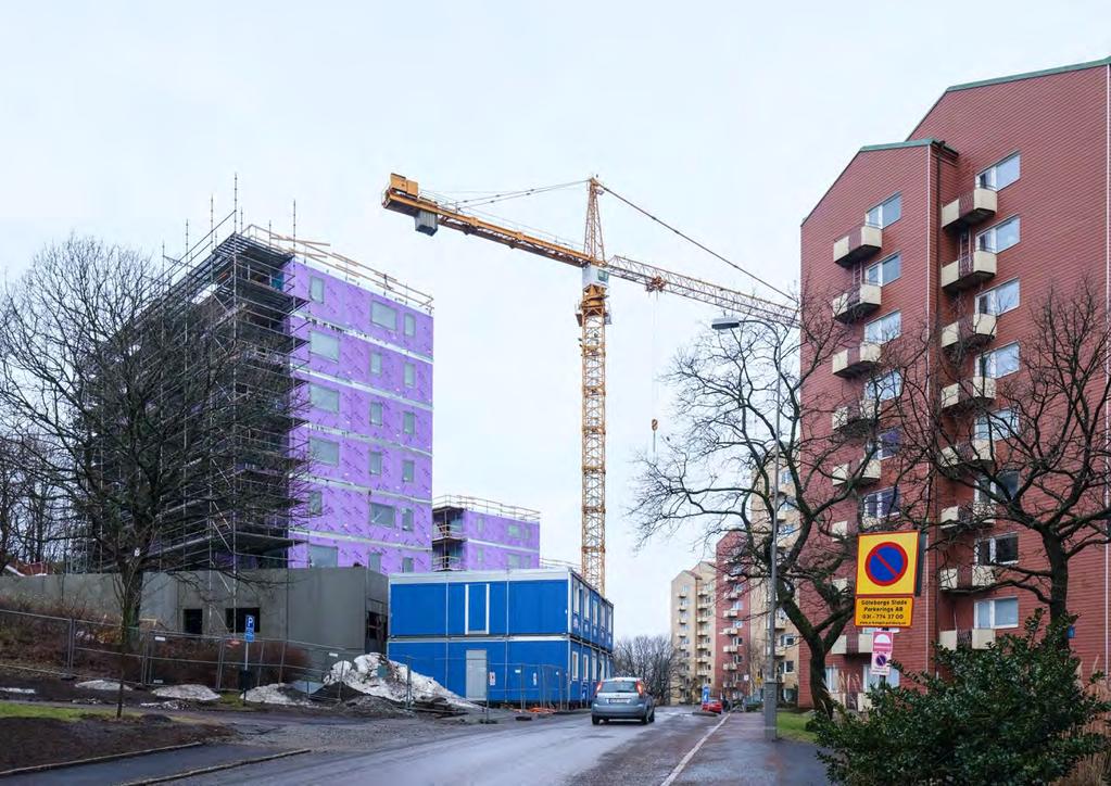 Kvaliteter uttryckta i byggaktörens informations- och säljmaterial På Bostadsbolagets hemsida beskrivs kvaliteterna i projektet: De tre husen ligger längst in på en lugn återvändsgata med skogs- och