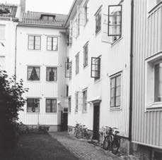 Byggnaderna fick en enhetlig utformning i en mycket återhållen 1920-talsklassicism. Bland arkitekterna märks bl a N Hansson, D Grip och G L Petersson.