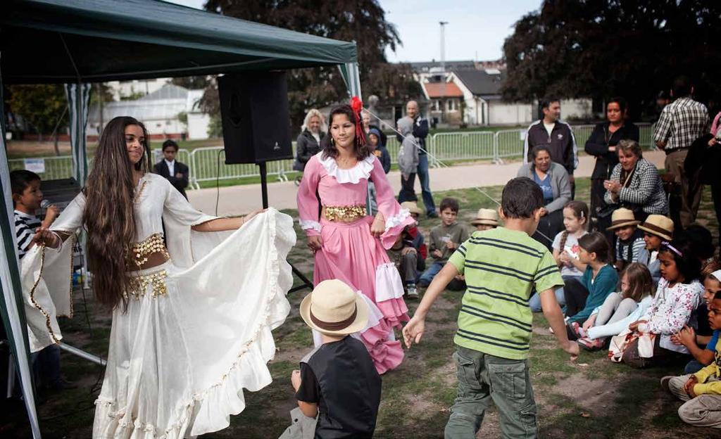 I Malmö Folkets park firas romsk kulturvecka med dans, sång och matlagning. Romernas nationaldag firas den 8 april varje år.