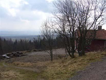 Terrängen faller brant ner i en ravin åt väster och i en brant sluttning ut mot slätten i öster.