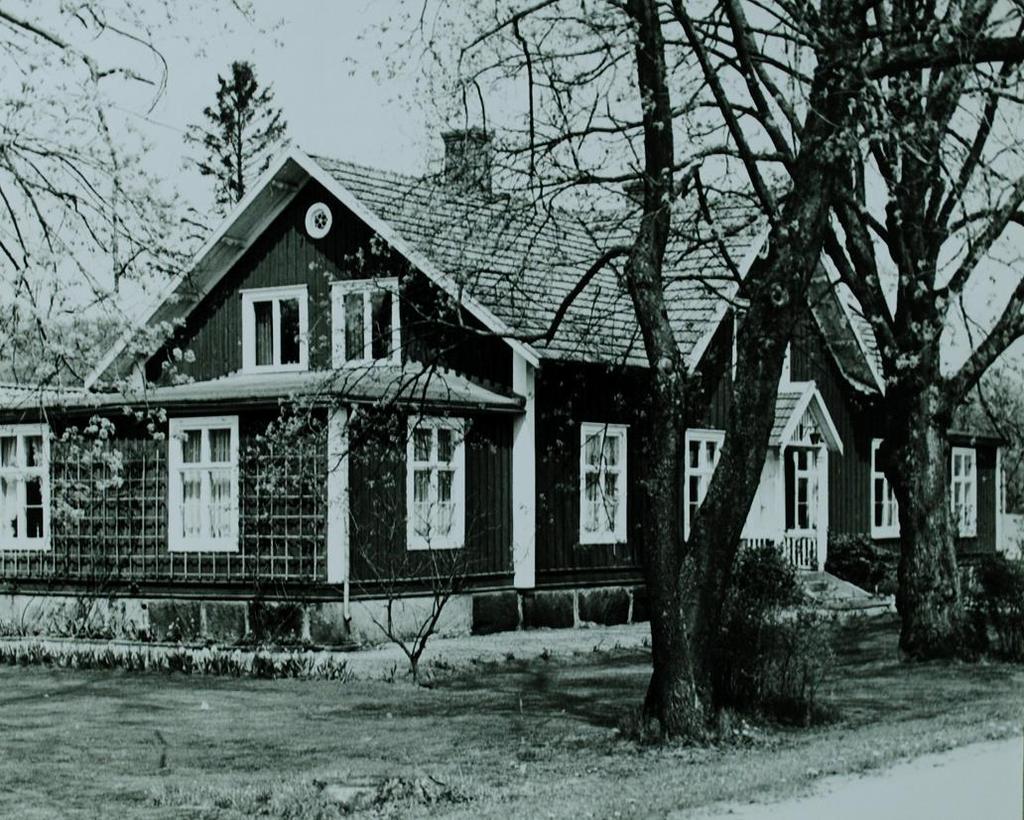 gårdskomplex och som efter skolans avveckling kom att inrymma inspektorsbostad och gårdskontor.