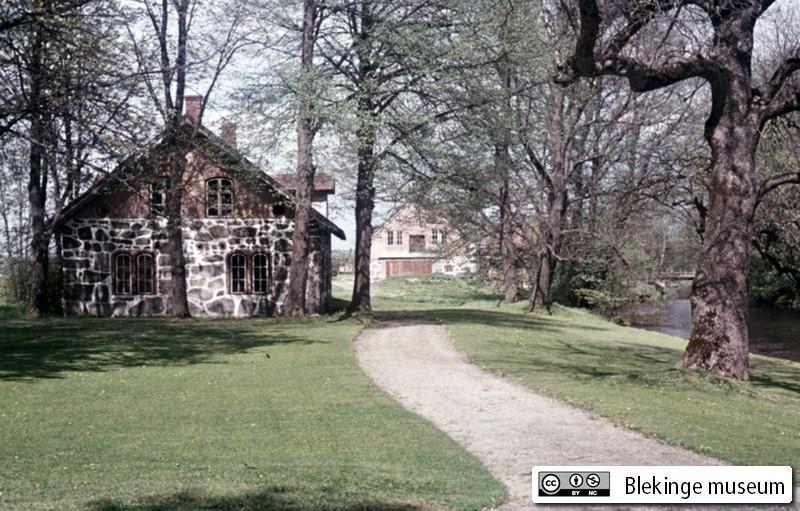 Övervåningen på hovgårdens gårdsmejeri inrymde bostäder åt lantbruksskolans lite finare elever. I bakgrunden syns gårdens stärkelsefabrik byggt på 1880-talet.