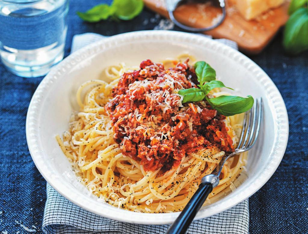 RECEPT 2 25MIN 585 kcal/port. Energi från: Fett11g Kolhydrater 96g Protein 26g Linsbolognese Vegetarisk bolognese med linser och tomater.
