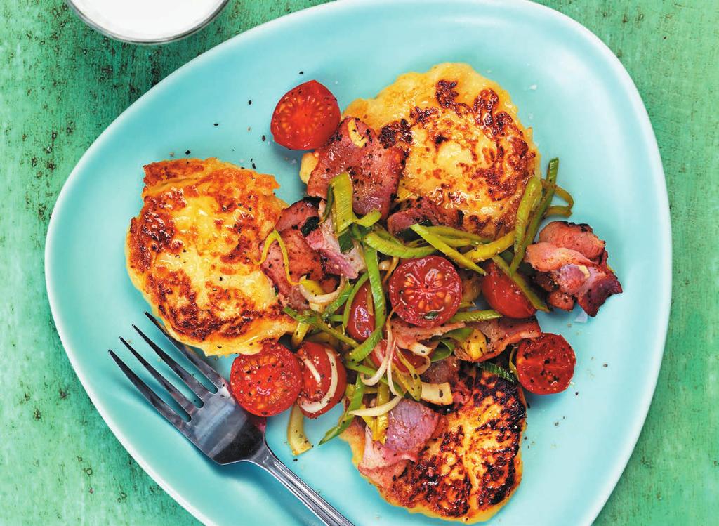 RECEPT 4 20MIN 522 kcal/port. Energi från: Fett 28g Kolhydrater 47g Protein 19g Potatisplättar med bacon och purjotrassel Perfekta rätten att göra på kokt potatis.