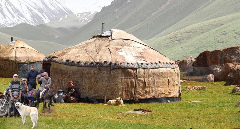 KIRGIZISTAN konst och världsarv I vår nya utställning gör vi en resa till Kirgizistan, ett bergigt land i Centralasien, för att berätta om människorna i en nomadkultur och vad det innebär.