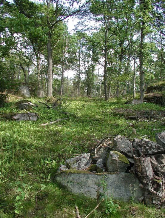 diameter, 0,6 m hög och fyllningen består av 0,4-0,6 m stora stenar (se fig.3 resp. bilaga 3b).