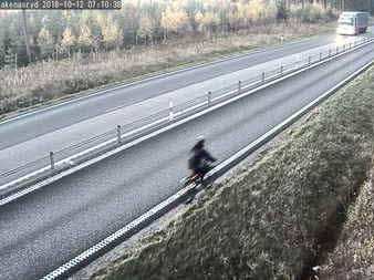 Bättre cykelvägar längs väg 23 Text och foto: Poul Kongstad Växjö har bra cykelmöjligheter och en fin cykelväg längs väg 23 utanför Växjö-Sandsbro ut till avfarten till Vikensved. Det är vi glada för.