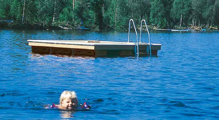 Badflotte Våra friflytande badflottar i paket är en storsäljare. Det är stabila flottar med skyddslist monterad runt om och en badstege så att man lätt kan ta sig upp på den.