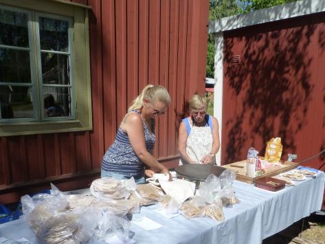 Samling klockan 13.30 vid Olofsborg för samåkning. Staffan Brundin tar emot, guidar oss runt och berättar om järnets bearbetning mm. Servering.