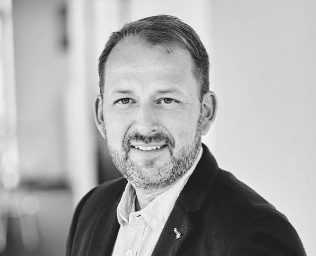 14 UDTALELSER Dennis Kronborg bloggare & kursledare Chanette Bak Varumärkeskoordinator, Skousen DK En unik överblick över årets viktigaste händelser är ett måste när man ska