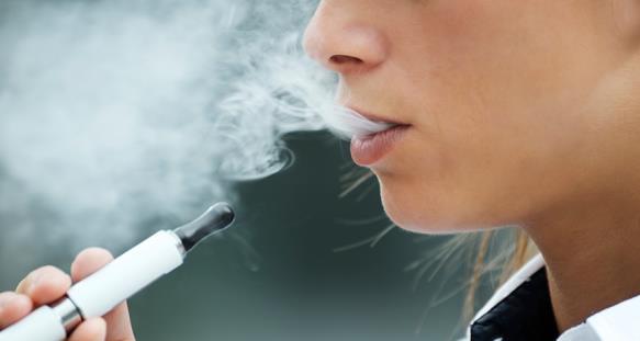 Detta är första generationens e-cigarett E-vätska förångas med hjälp av ett batteri och dras ner i lungorna Lysdiod