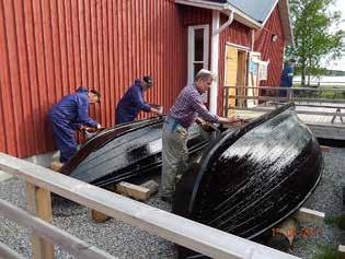 Gullholm. En snöskoter som Ingmar Hagstrand donerat hämtades även i kväll. Damerna tvättar fönster och städar. 8 utställningsskivor målas, och roderutställningen görs klar.