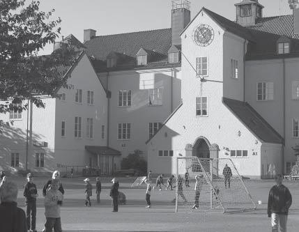 1 Några skolformsövergripande områden Ett intensivt förändringsarbete har pågått i den svenska skolan under hela 1990-talet. Från den 1 juli 1991 har kommunerna ansvaret för skolans genomförande.