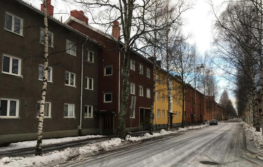 Vy längs Skolgatan som visar hur sammanhållen takfotshöjd binder ihop gaturummet.