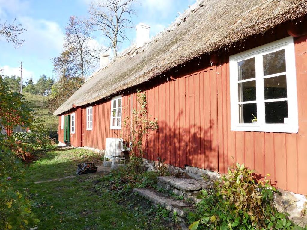 Glimmebodagården installation av luftvärmepump Glimmebodagårdens boningslänga, södra fasaden, oktober 2018. Luftvärmepumpen har just installerats.