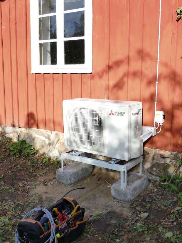 De båda sofforna fick precis plats medan en lös dörr