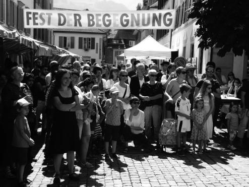 Regional Internationaler Flüchtlingstag Begegnungsfest auf dem Stanser Dorfplatz Begegnungen schaffen Vertrauen Voraussetzung für eine gelingende Integration ist nicht nur das Sprechen der gleichen