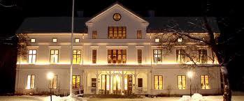 kronor/rum För Bokning ring 0691-33 270 uppge bokningskod LÅ 12 Länk till hotellets hemsida: http://www.hussborg.com/ Ånge Camping. Lite primitivare men billigt. 150:- per bädd.