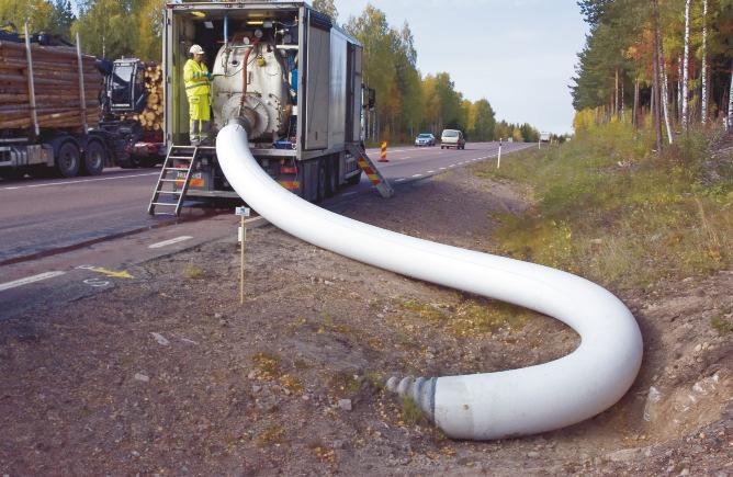 Installation Ett skräddarsytt polyesterfoder mättat med fl ytande harts vrängs in i den befi ntliga trumman och härdas till ett nytt rör. Varsamt, eff ektivt och snabbt.