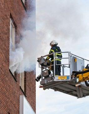 Kommuner med en hög andel äldre tenderar att få fler sjukhusvårdade per 1 000 invånare än kommuner med en lägre andel äldre.