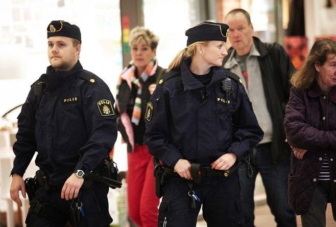 I NTU 2017 framkommer att andelen som oroar sig i stor utsträckning för brottsligheten i samhället inte skiljer sig nämnvärt åt mellan boende i en storstadsregion (29 procent), boende i andra större