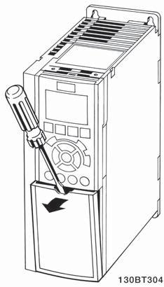 3 Så här installerar du 3.3.5 Åtkomst till styrplintar Alla styrkabelplintar finns under plintskyddet framtill på frekvensomformaren.