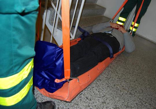 8. Vårdaren i huvudändan håller emot draget samtidigt som operatören skapar ett lätt lyft så att patientens huvud inte slår mot trappstegen.