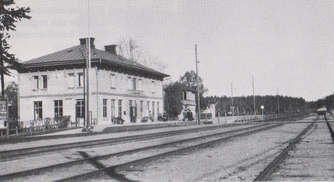 tåget Stationsskrivaren med postsäcken vittnar Gångtunneln byggdes 1923. Tunneln gick söder om att postgången sköttes av SJ-personalen.