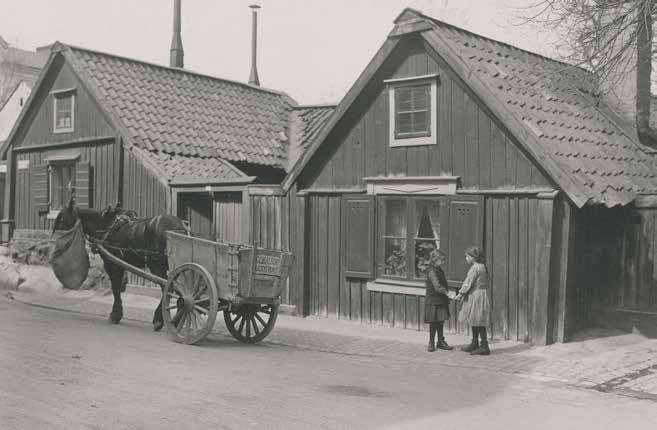 DE TVÅ BYGGNADERNA INOM LOTSEN 21 SEDDA FRÅN ÅSÖGATAN INNAN DENNA SCHAKTADES NER. FOTO: G. HEURLIN 1917. FA 46637.