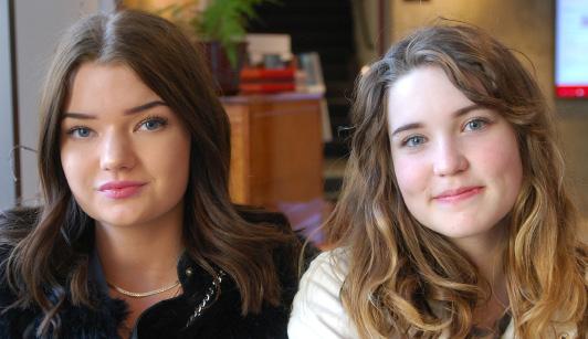 Konfirmeras - hur är det? Molly Bäckström och Othilia Wallette är 14 år. De går båda i åttonde klass, Molly på Norregårdsskolan och Othilia på Fagrabäcksskolan.