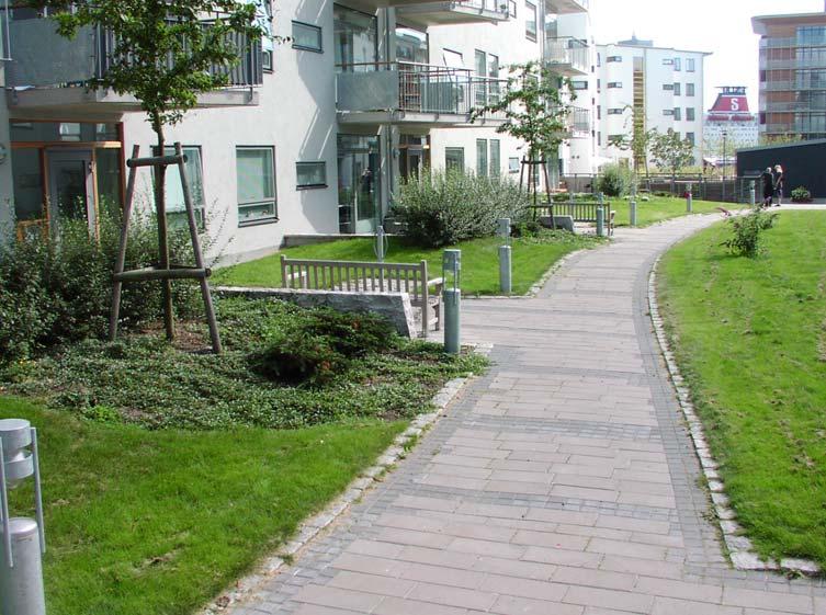 PLANBESKRIVNING 11 (51) Exempel på bostadsgård på planteringsbart bjälklag. Foto: Landskapsgruppen AB.