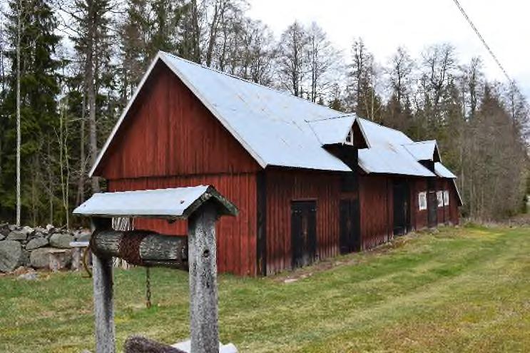 Hela huset har äldre standard och är i behov av upprustning. Uppvärmning sker med direktverkande el samt flera eldstäder. Sotning har ej utförts sedan 2015.